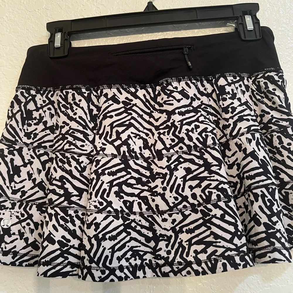 Lululemon Pace Rival Skirt II *4-way Stretch 
Women's Black and White Skirt - Picture 5 of 10